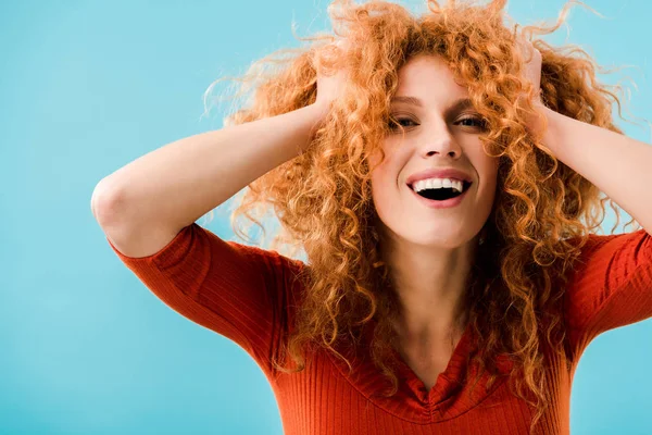 Retrato Menina Ruiva Animado Isolado Azul — Fotografia de Stock