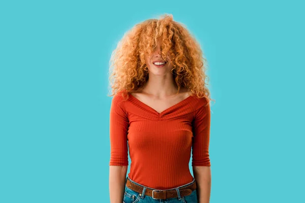 Portret Van Mooie Redhead Glimlachend Meisje Geïsoleerd Blauw — Stockfoto