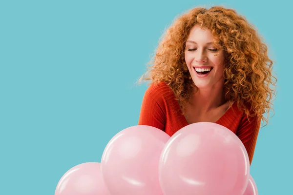 Sorridente Ragazza Rossa Con Palloncini Rosa Isolati Blu — Foto Stock