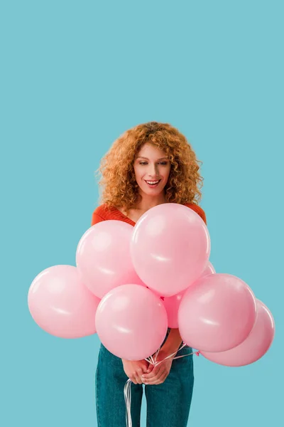 Mulher Ruiva Feliz Com Balões Rosa Isolado Azul — Fotografia de Stock