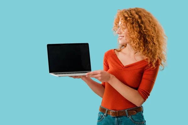 Mulher Segurando Laptop Com Tela Branco Isolado Azul — Fotografia de Stock
