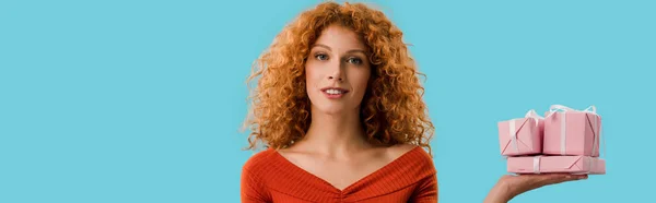 Mooie Redhead Meisje Holding Presenteert Geïsoleerd Blauw — Stockfoto