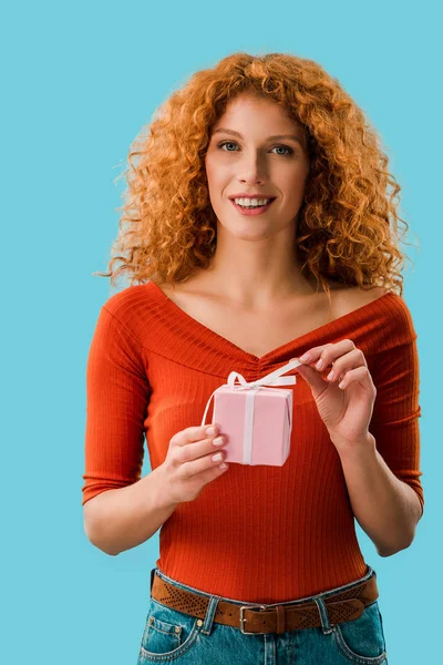 Beautiful Redhead Woman Holding Gift Box Isolated Blue — Stock Photo, Image