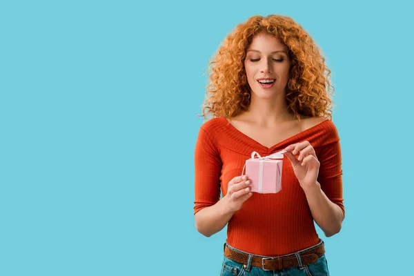 Attractive Redhead Woman Holding Gift Box Isolated Blue — Stock Photo, Image