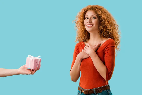 Gelukkig Redhead Vrouw Met Gift Box Geïsoleerd Blauw — Stockfoto