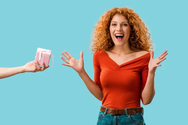 Opgewonden Redhead Vrouw Met Gift Box Geïsoleerd Blauw — Stockfoto