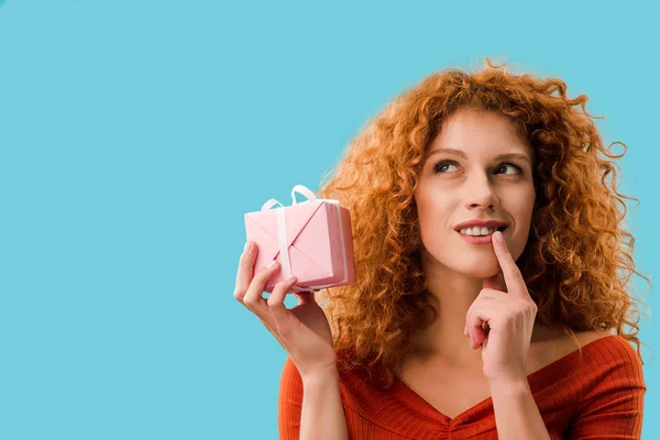 Thoughtful Redhead Woman Gift Box Isolated Blue — Stock Photo, Image