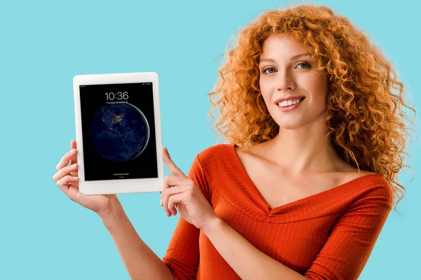 乌克兰 2019年7月16日 微笑的红发女人拿着带Ipad的数字平板电脑 在蓝色上隔离 — 图库照片