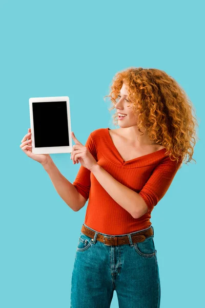 Mujer Sonriente Mirando Tableta Digital Con Pantalla Blanco Aislada Azul —  Fotos de Stock