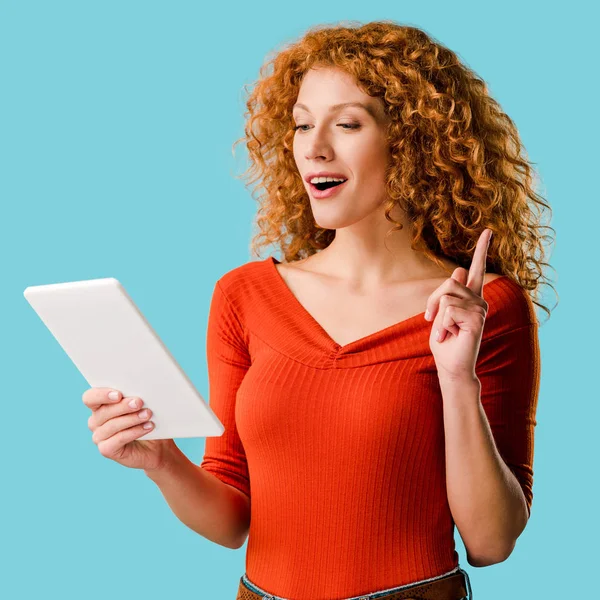Kobieta Pomocą Cyfrowego Tabletu Wskazując Mając Pomysł Białym Tle Niebiesko — Zdjęcie stockowe