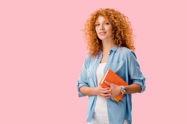 pembe izole kitap tutan güzel mutlu öğrenci 