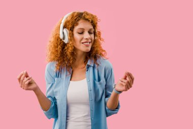 kıvırcık kadın kulaklık müzik dinleme, Izole Pembe Açık