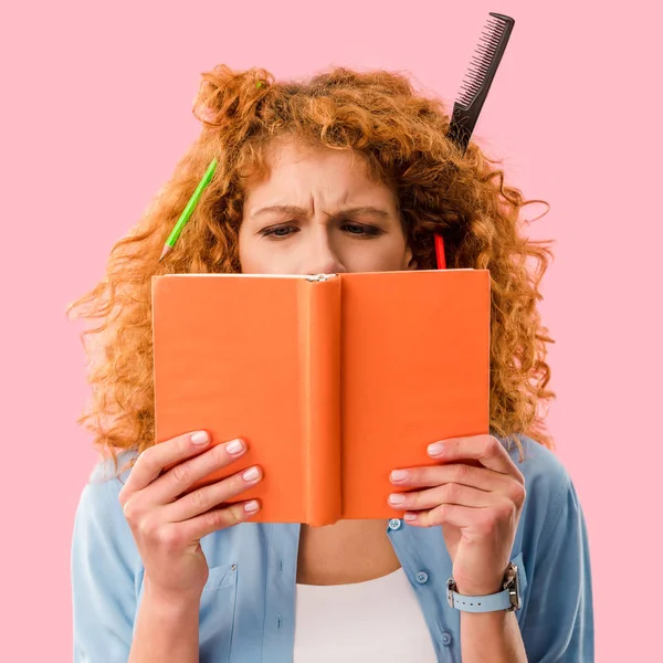 Estudiante Enfocado Con Lápices Libro Tenencia Cabello Aislado Rosa — Foto de Stock