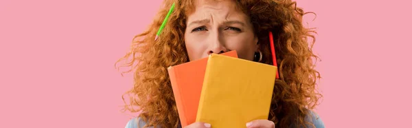 Estudante Cansada Com Lápis Cabelo Segurando Livros Isolados Rosa — Fotografia de Stock