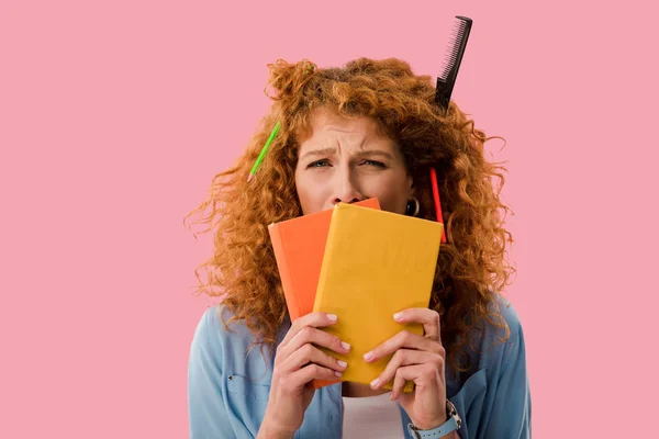 Κοκκινομάλλα Κουρασμένη Φοιτητής Μολύβια Στα Μαλλιά Κρατώντας Βιβλία Απομονωμένα Ροζ — Φωτογραφία Αρχείου