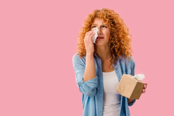 Triste Mujer Llorando Con Servilletas Papel Aislado Rosa — Foto de Stock