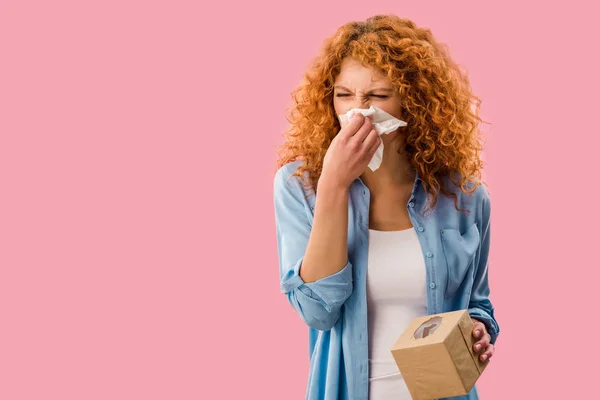 Pelirroja Llorando Con Servilletas Papel Aislada Rosa — Foto de Stock