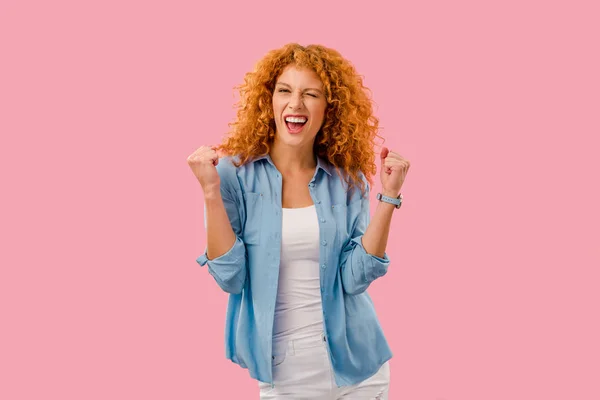 Bem Sucedido Ruiva Mulher Gestos Isolado Rosa — Fotografia de Stock