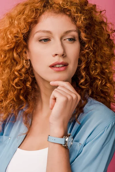 Pembe Izole Çekici Düşünceli Kızıl Saçlı Kadın — Stok fotoğraf