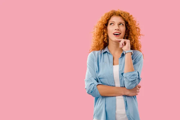 Femme Réfléchie Aux Cheveux Roux Isolé Sur Rose — Photo