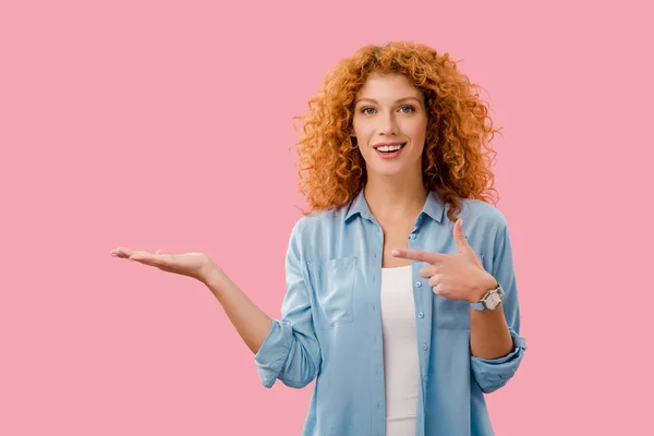 Atraente Sorrindo Ruiva Mulher Apontando Isolado Rosa — Fotografia de Stock