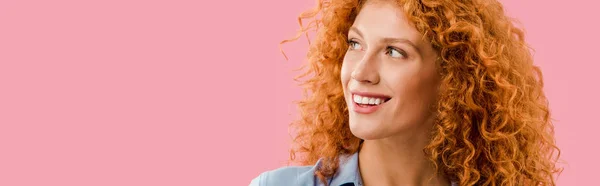 Aantrekkelijke Redhead Vrolijk Meisje Geïsoleerd Roze — Stockfoto