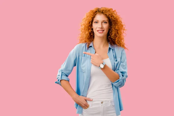 Atraente Ruiva Jovem Apontando Isolado Rosa — Fotografia de Stock