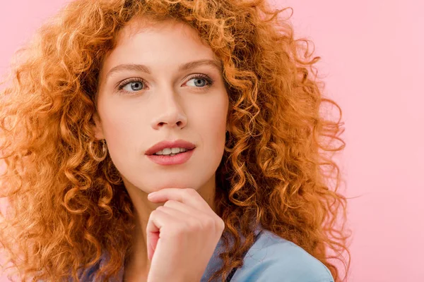ピンクに隔離された魅力的なペンシブ赤毛の女性 — ストック写真