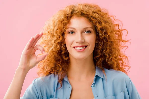 Sonrisa Atractiva Pelirroja Chica Mostrando Signo Aislado Rosa — Foto de Stock