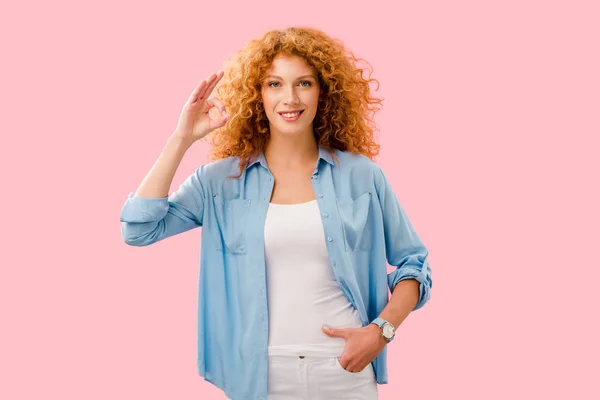 Happy Attractive Redhead Girl Showing Sign Isolated Pink — Stock Photo, Image