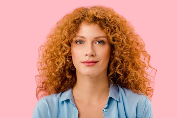 Mooie Lachende Redhead Meisje Geïsoleerd Roze — Stockfoto
