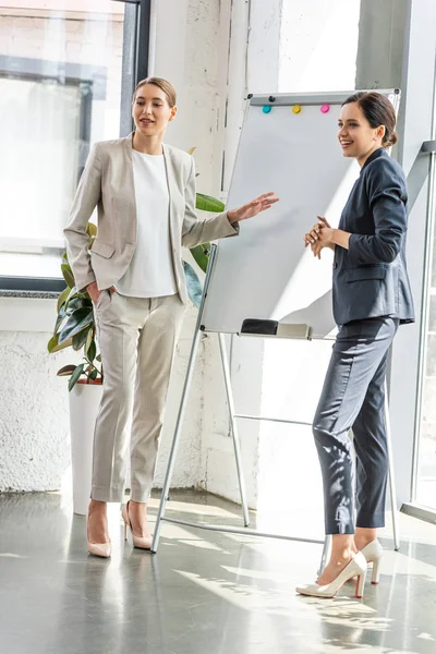 Vista Completa Dos Mujeres Negocios Sonrientes Ropa Formal Pie Cerca — Foto de Stock