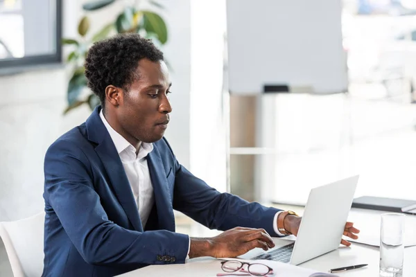 Focado Empresário Afro Americano Desgaste Formal Usando Laptop Escritório — Fotografia de Stock