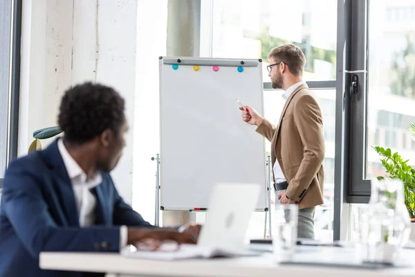 Selektywny Fokus African American Biznesmen Patrząc Kolegę Podczas Prezentacji Biurze — Zdjęcie stockowe