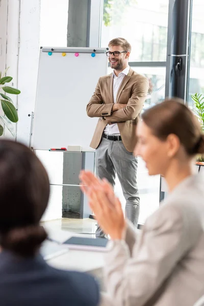 Uomo Affari Sorridente Occhiali Piedi Con Braccia Incrociate Vicino Flipchart — Foto Stock