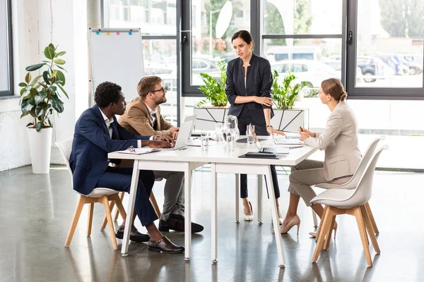 Multi Etnische Zakenlui Bij Tafels Met Laptops Tijdens Conferentie Het — Stockfoto