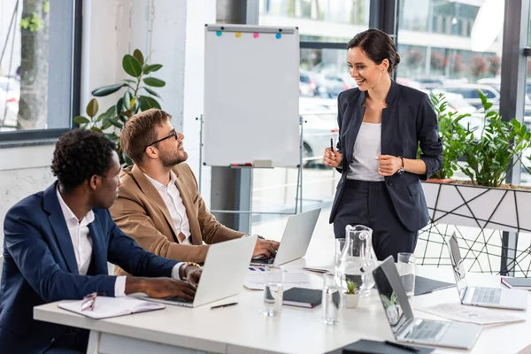 Multi Etnische Zakenlui Aan Tafel Met Laptops Tijdens Conferentie Het — Stockfoto