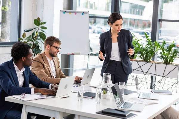 Multi Etnische Zakenlui Aan Tafel Met Laptops Tijdens Conferentie Het — Stockfoto