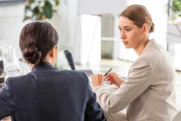 Duas Mulheres Negócios Desgaste Formal Olhando Uma Para Outra Escritório — Fotografia de Stock