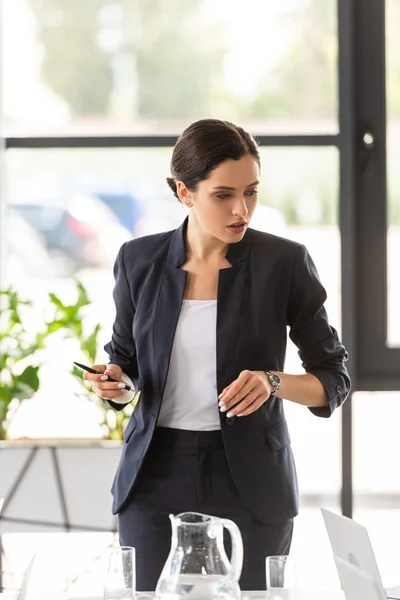 Atractiva Mujer Negocios Ropa Formal Celebración Pluma Oficina — Foto de Stock