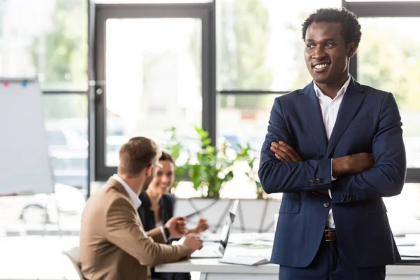 Uśmiechnięty African American Biznesmen Formalne Nosić Stojący Skrzyżowanymi Ramionami Przed — Zdjęcie stockowe