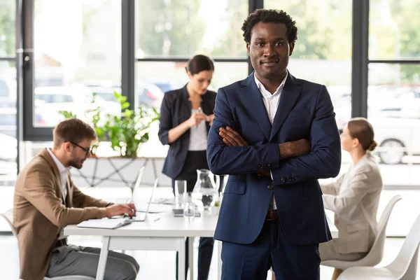 Vista Frontal Del Sonriente Hombre Negocios Afroamericano Ropa Formal Pie — Foto de Stock