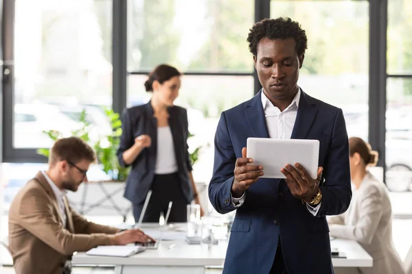 Gerichte Afro Amerikaanse Zakenman Formele Slijtage Met Behulp Van Digitale — Stockfoto