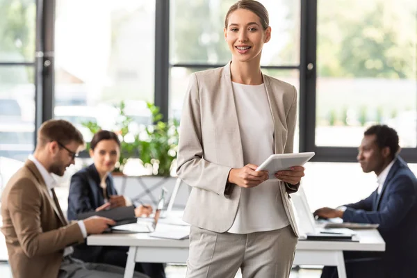 Lachende Mooie Zakenvrouw Met Digitale Tablet Office — Stockfoto