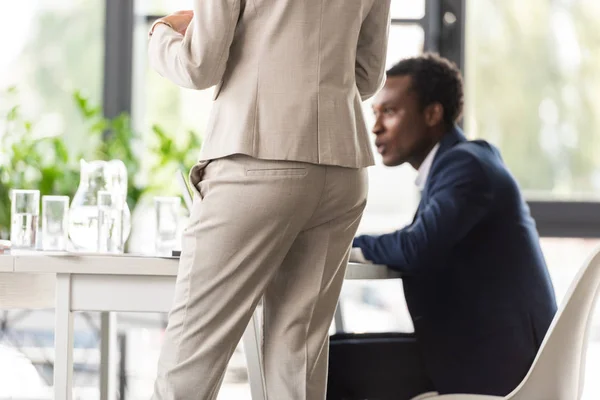 Vue Recadrée Femme Affaires Debout Près Table Dans Bureau — Photo