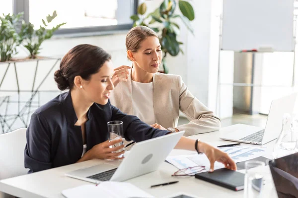 Två Affärskvinnor Formell Förslitning Vid Bord Kontor — Stockfoto