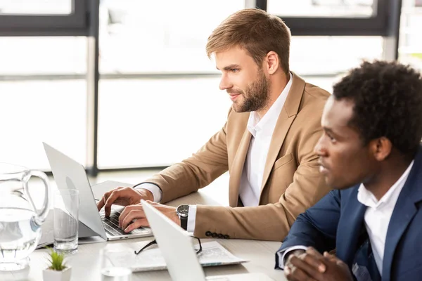 Twee Multi Etnische Zakenmannen Die Laptops Gebruiken Aan Tafel Kantoor — Stockfoto