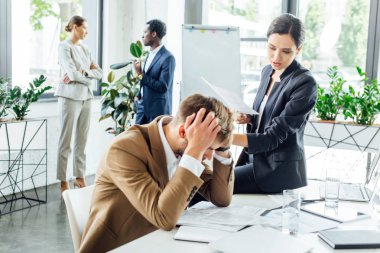 ofiste konferansta resmi giyim çok ırklı işadamları