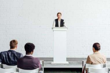 konferans salonunda konferans sırasında ayakta ve konuşma çekici iş kadını