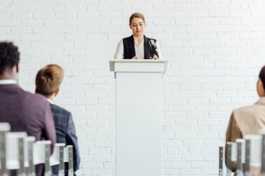 konferans salonunda konferans sırasında ayakta ve konuşma çekici iş kadını